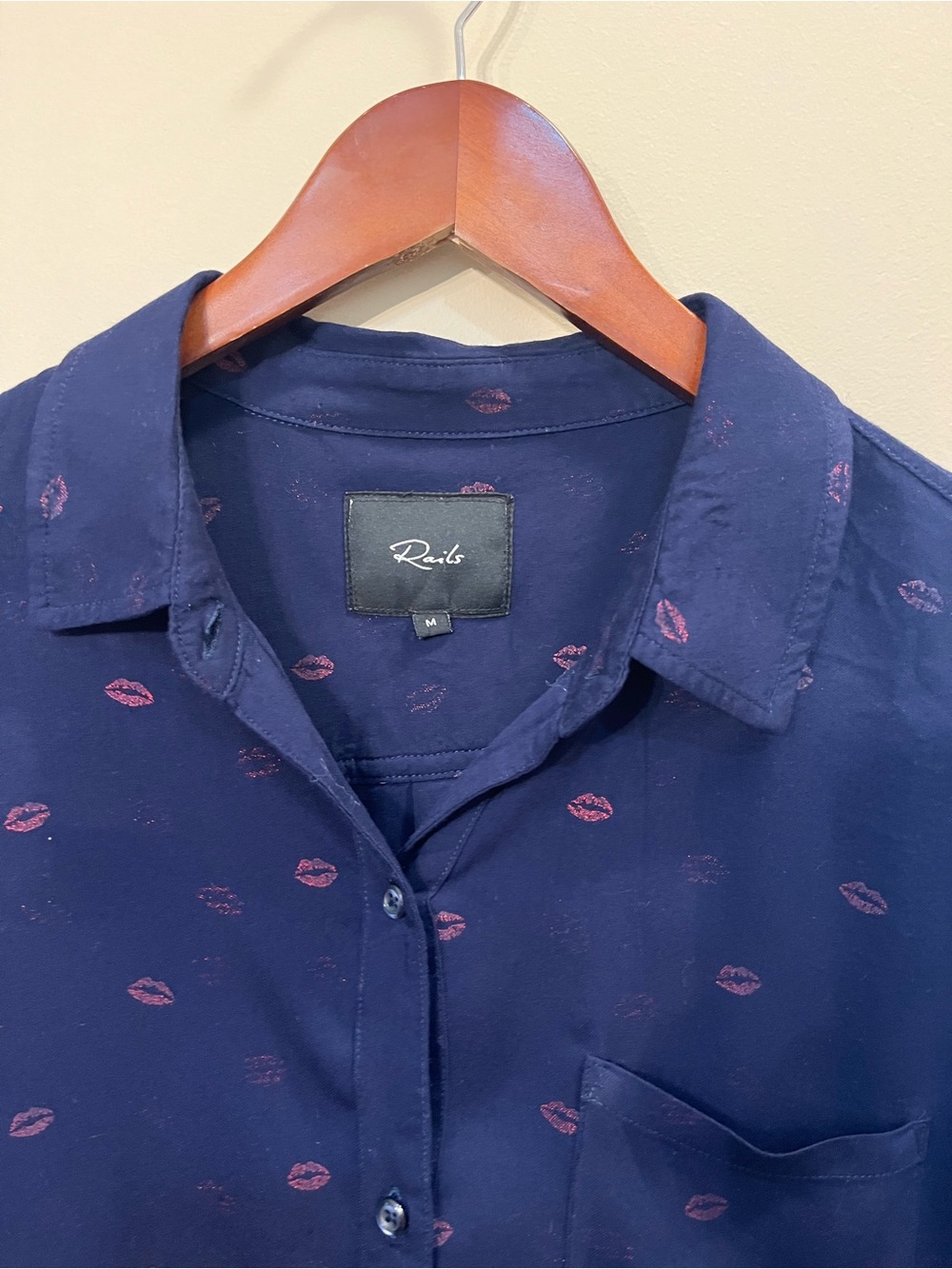 Rails Rocsi top in navy blue, red kiss metallic lip print button front blouse M - Picture 3 of 7